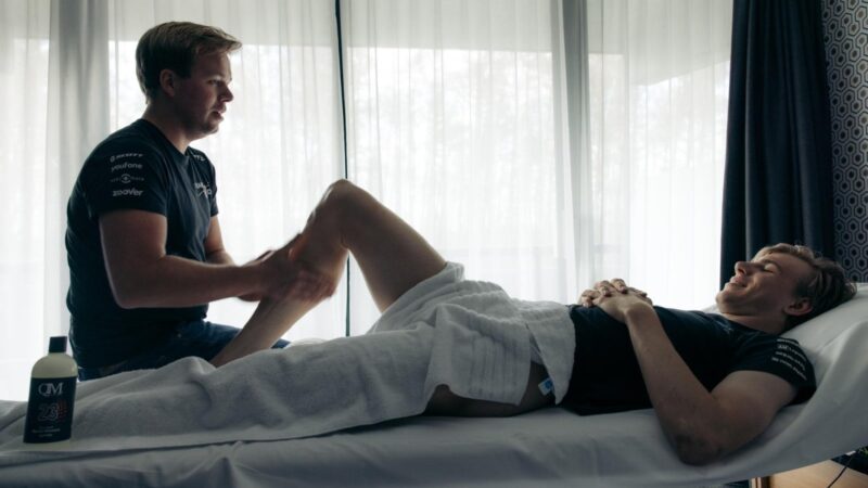 Sportmasseur Teun Goedhart masseert een wielrenner.